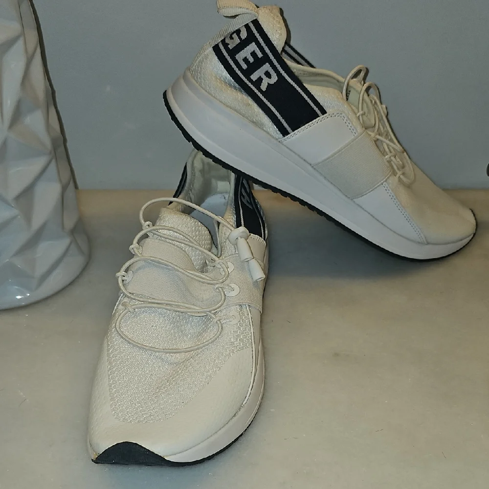 NWT Tommy Hilfiger Sneakers White Navy No Tie Tennis Shoe Size 10 Men Slip On